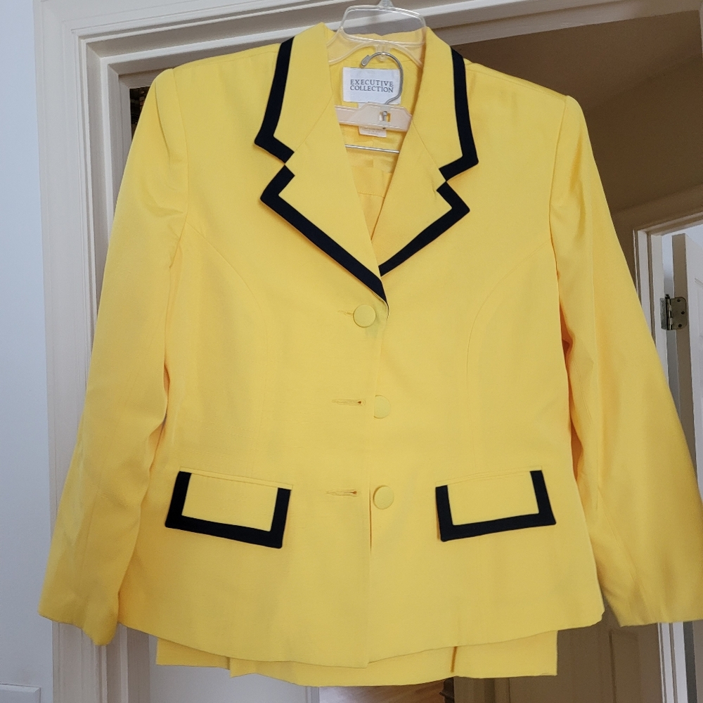Executive  Collection  2pc Yellow Suit